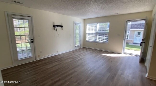 Building Photo - 83 Des Moines Ct