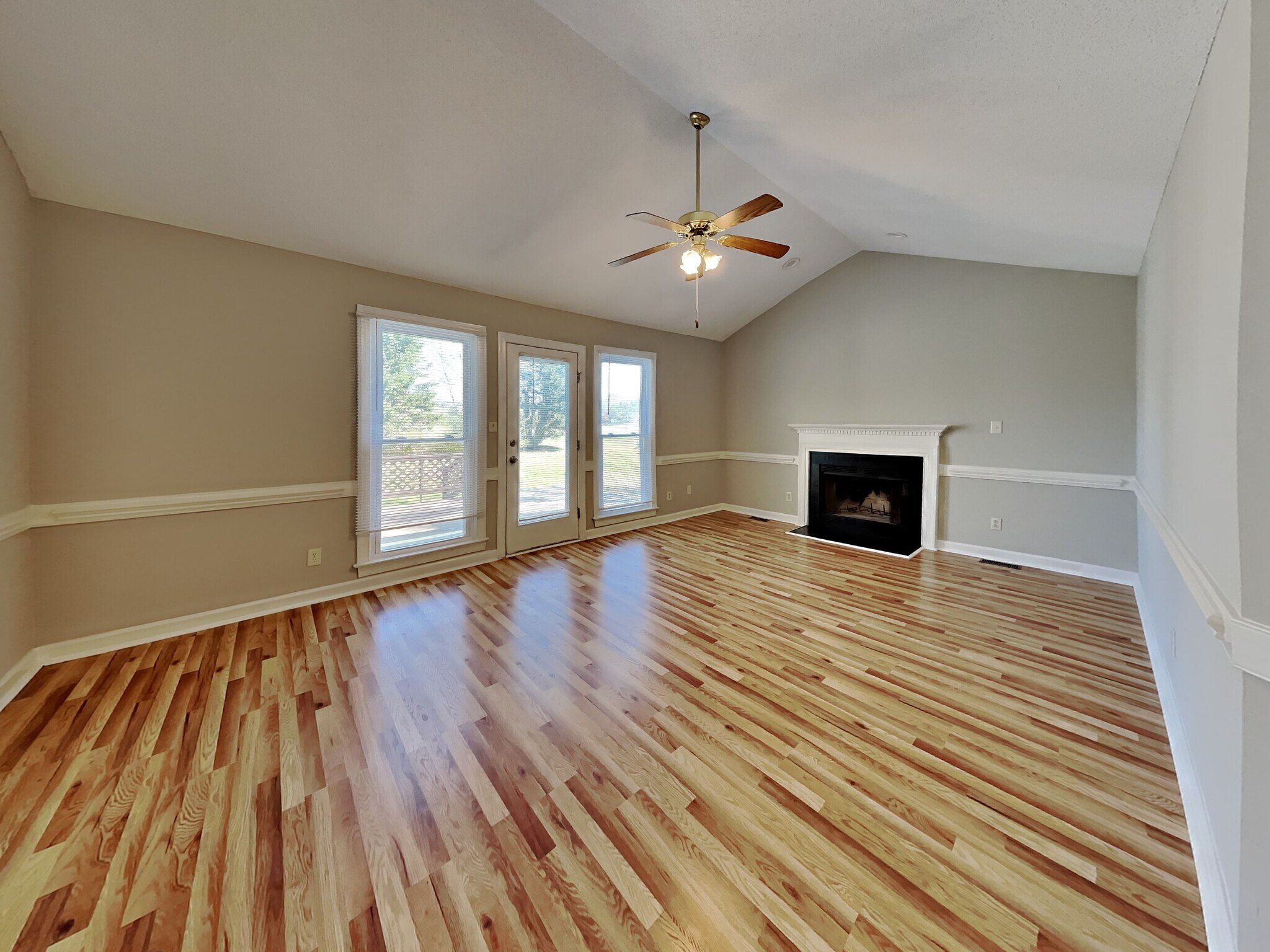 Building Photo - 3016 Lindsay Dr