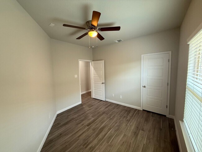 Building Photo - 3bd 2ba Prime Location