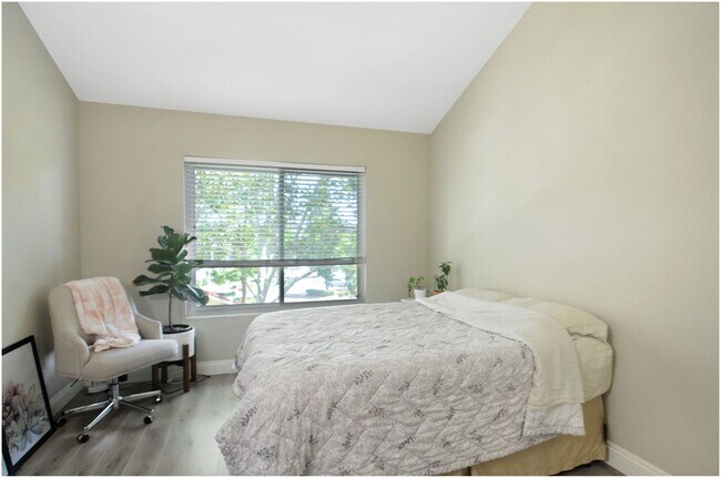 Building Photo - 2 Bedroom Condo In Malvern Creek!