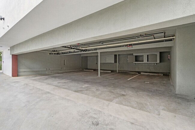 Building Photo - 1422 Tamarind Ave