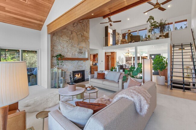 Building Photo - Beautifully Remodeled Execute Home - Parti...