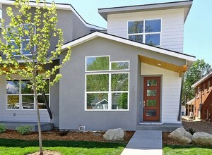 Building Photo - 2805 W Pleasanton Ave
