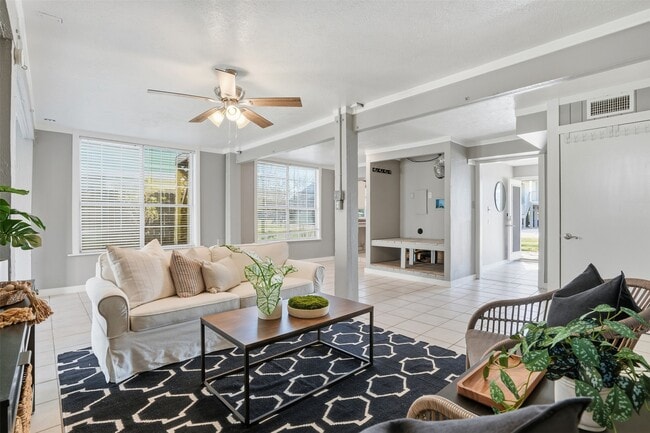 Building Photo - 818 Cedar Rd