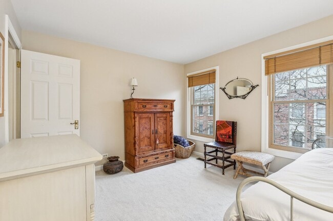 Building Photo - 19 Landmark St