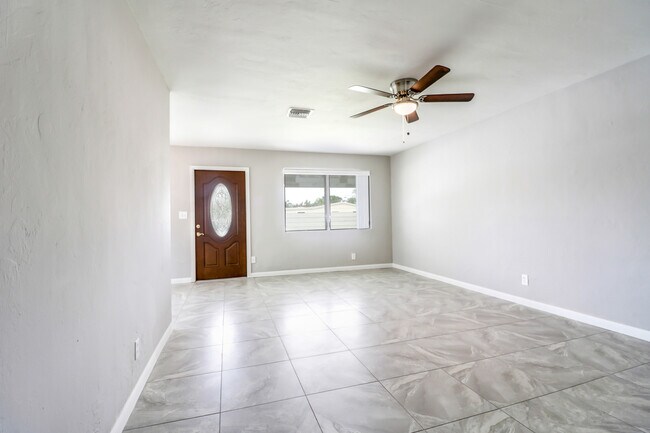 Building Photo - Charming 2Bedroom 2Bath Fully Renovated !