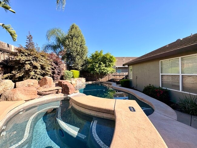 Building Photo - Beautiful 4 Bedroom with a large Pool! Located in Roseville close to a park!