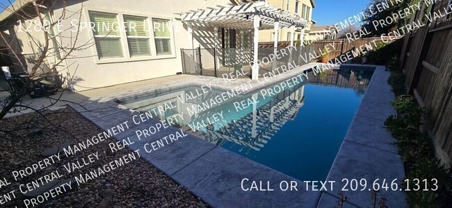 Building Photo - Turlock Gorgeous 3 Bedroom Home with "POOL"