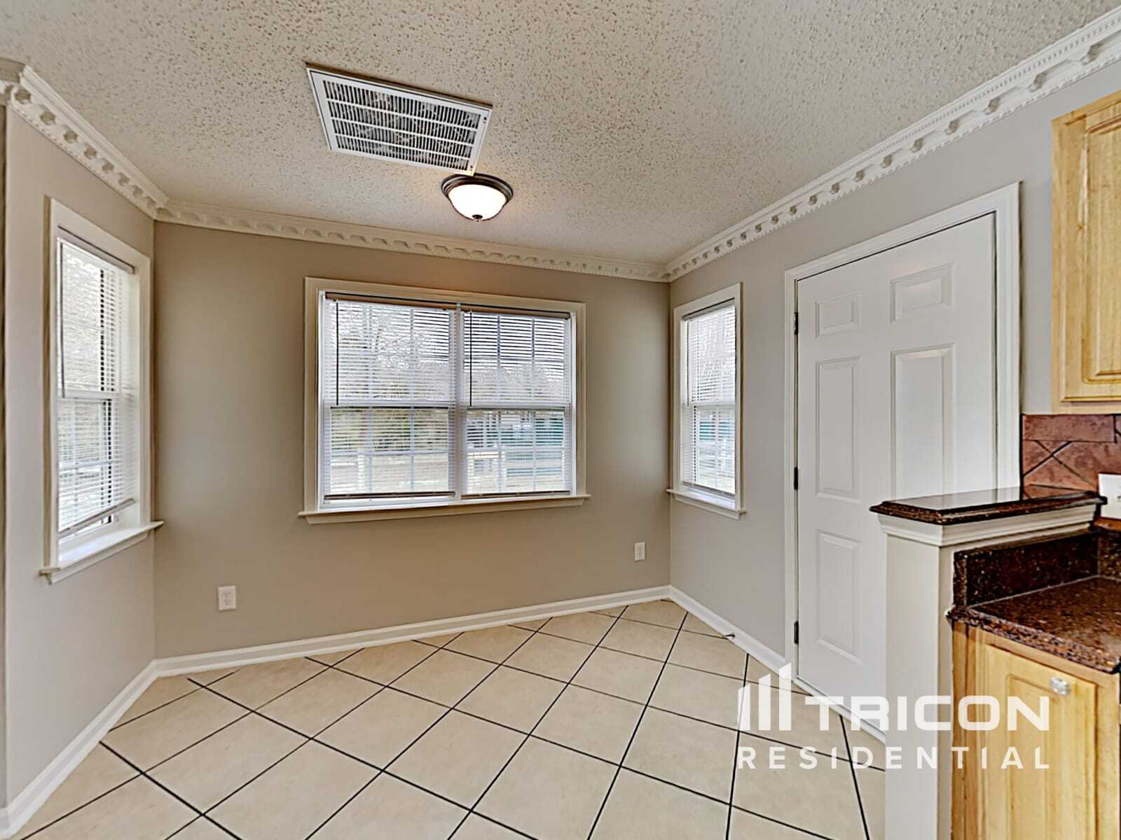 Building Photo - 3016 Queensdale Dr