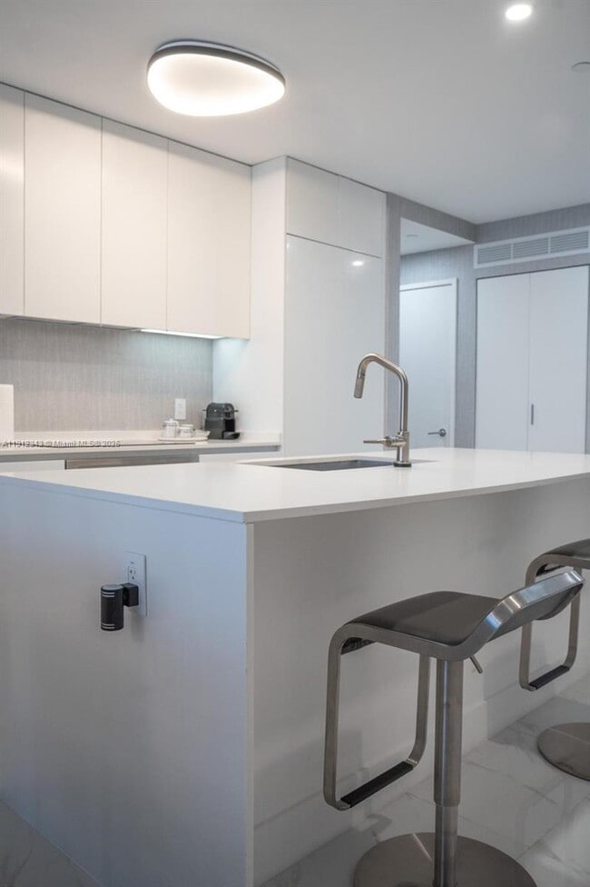 Building Photo - 700 NE 24th St