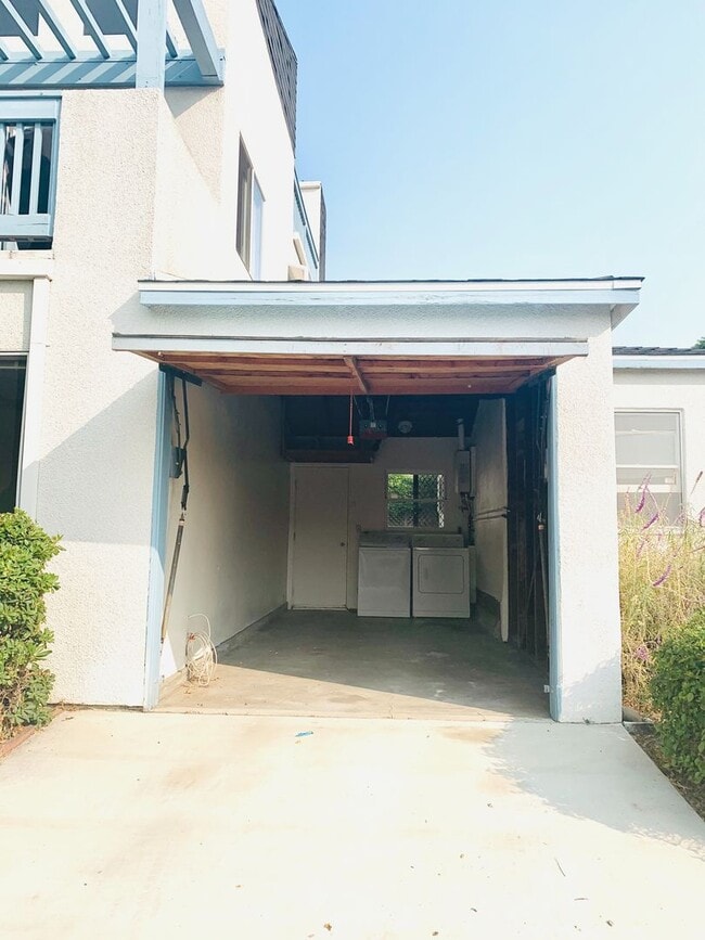 Building Photo - BEAUTIFUL 2BD/1BA CONDO IN CROWN POINT! W/ GARAGE & LAUNDRY! $3,595/mo