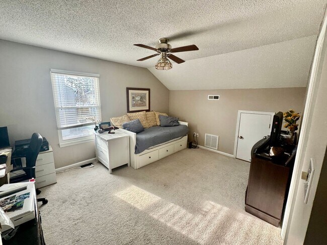 Building Photo - Updated 3BR/2BA with LOFT and Garage!