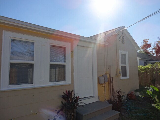 Building Photo - Three Bedrooms One Bathroom with Shaded Porch