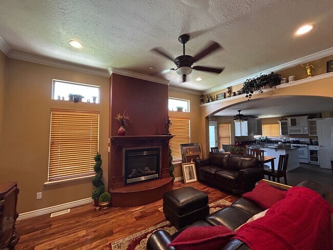 Building Photo - 3 Bedroom 2.5 Bathroom Upstairs Unit in Spanish Fork!