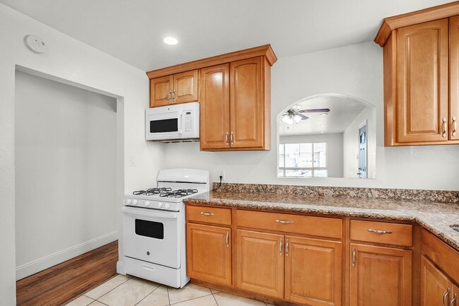 Building Photo - 3/1 Available Now Daly City