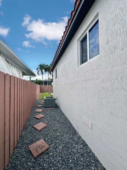 Building Photo - 8260 SW 27th Ter