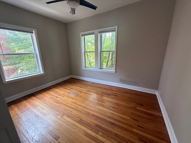 Building Photo - 836 E 53rd St