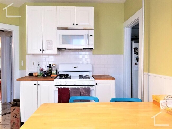 Building Photo - Spacious 3BR Near Coolidge Corner | 1,300 SF | Laundry On-Site | Cats OK | 9/1