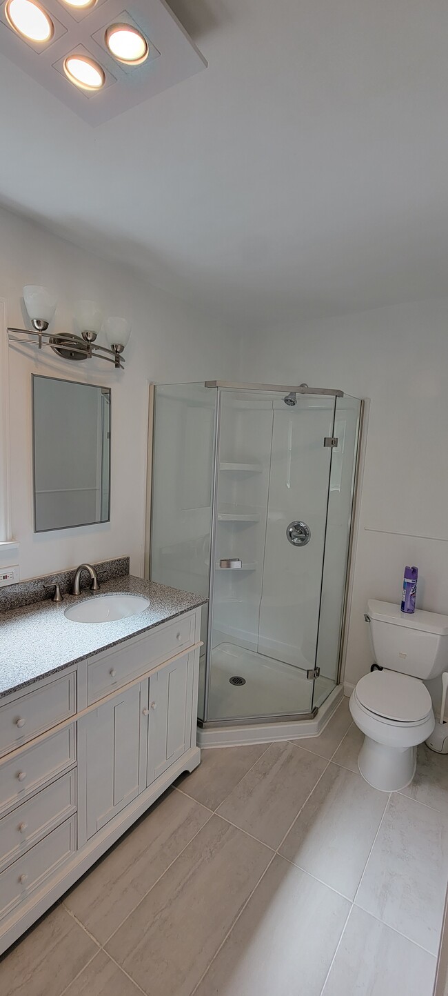 Building Photo - 661 Warner Ave