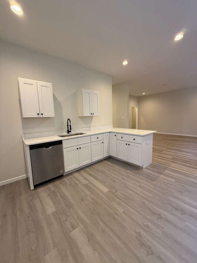 Building Photo - "Charming 2-Bed/1 bath Multiplex Gem on Nebraska Ave - 1000 Sq Ft of Comfort in St. Louis!" BENTO...