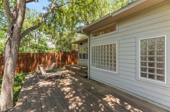 Building Photo - 1621 Maggie Mayes St