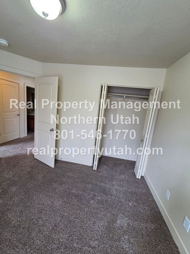 Building Photo - 3 Bedroom 2 Bath Townhome in West Haven Available Now!