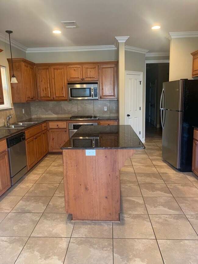 Building Photo - 4BR/3BA