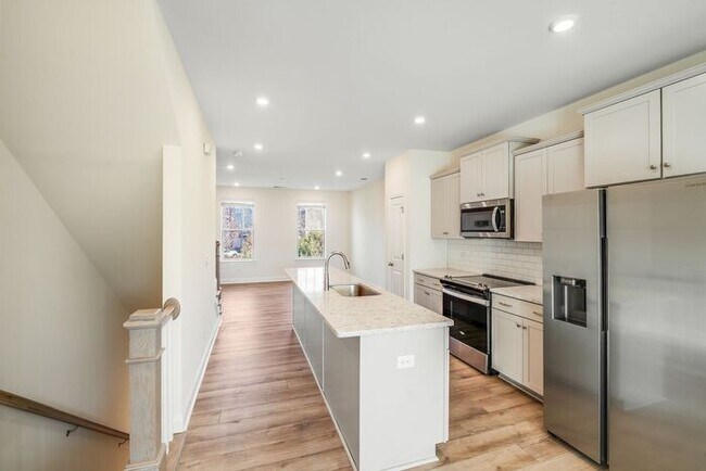 Building Photo - 2BR Townhome w/ 2 En-Suite Baths + Garage in 28208