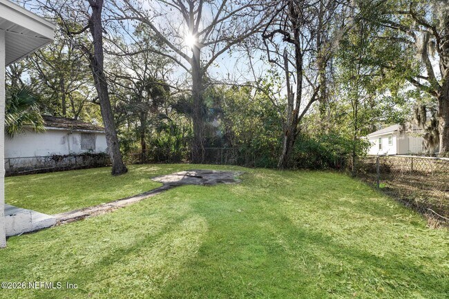 Building Photo - 1830 W 27th St