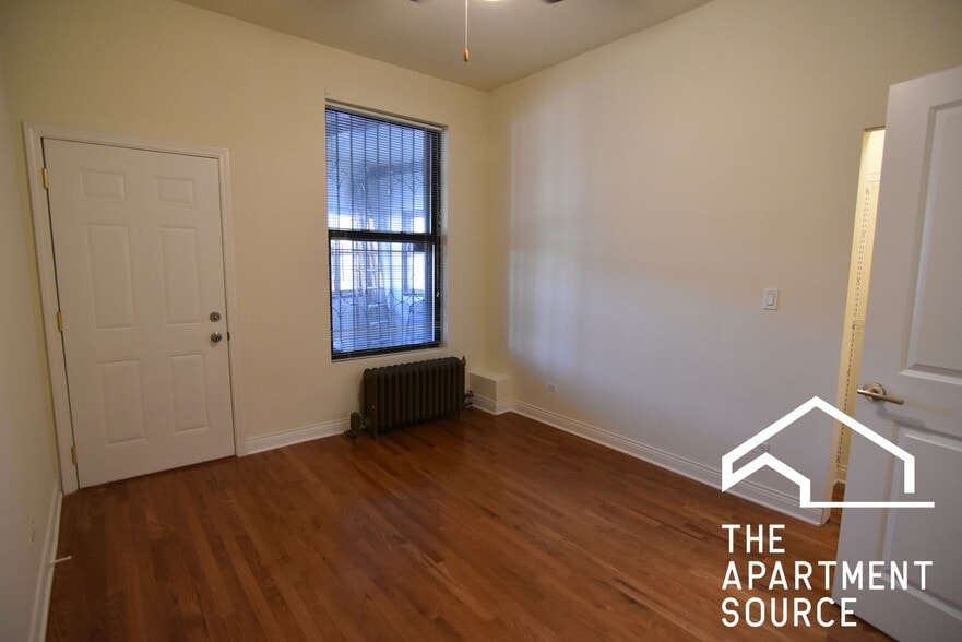 Building Photo - 907 W Belmont Ave