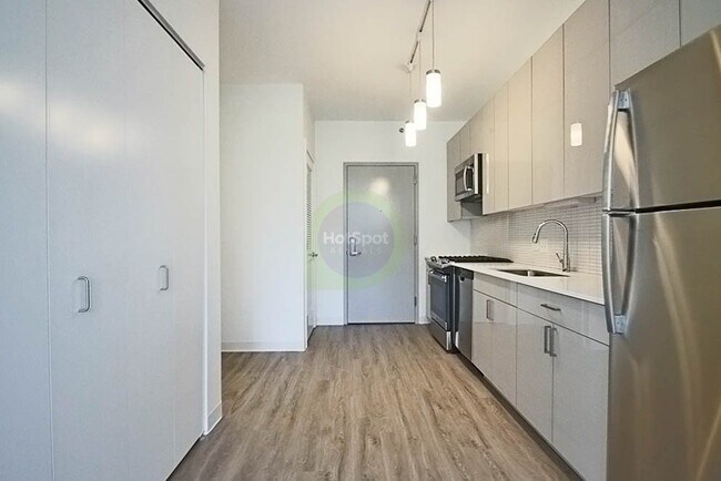 Building Photo - 817 W Van Buren St