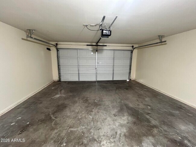 Building Photo - 42406 W Sunland Dr