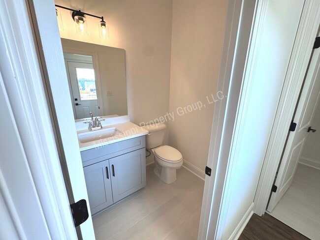 Building Photo - 3BR/3.5BA Stand Alone House in South Grove