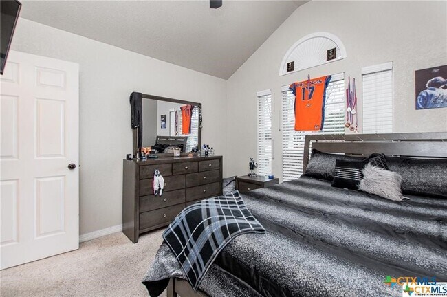 Building Photo - 1415 Loving Trl