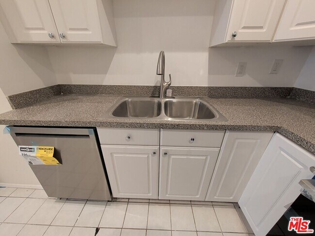 Building Photo - 415 Montana Ave