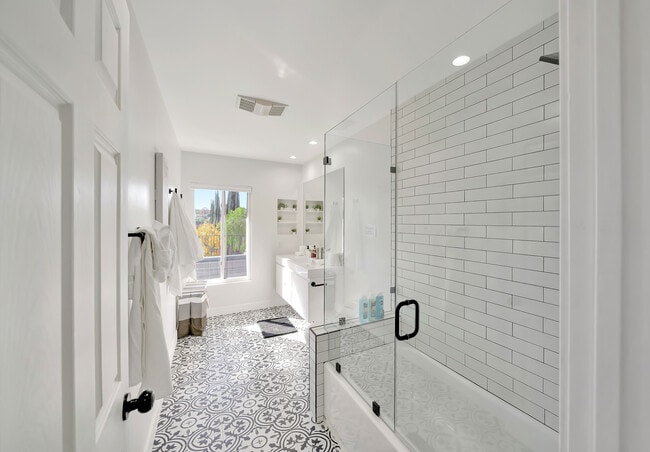 Building Photo - 5565 Ostin Ave