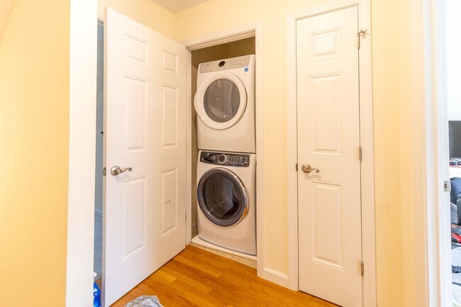 Building Photo - Spacious Luxury Multi Level, 2 Bedroom Condo