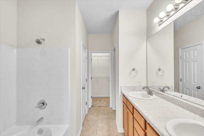Building Photo - Better Than New 3 Bed/2 Bath Townhome in S...