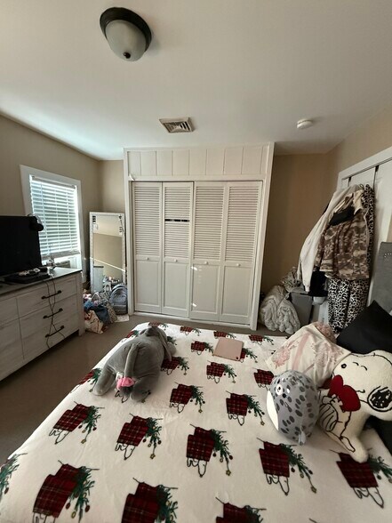 Building Photo - 146 Pleasant St