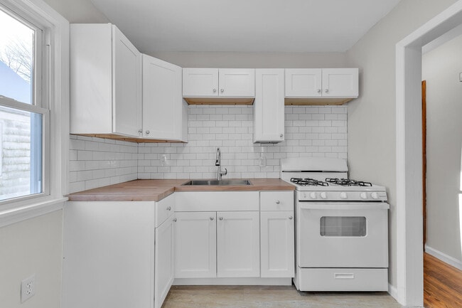 Building Photo - 11319 Tecumseh Ave