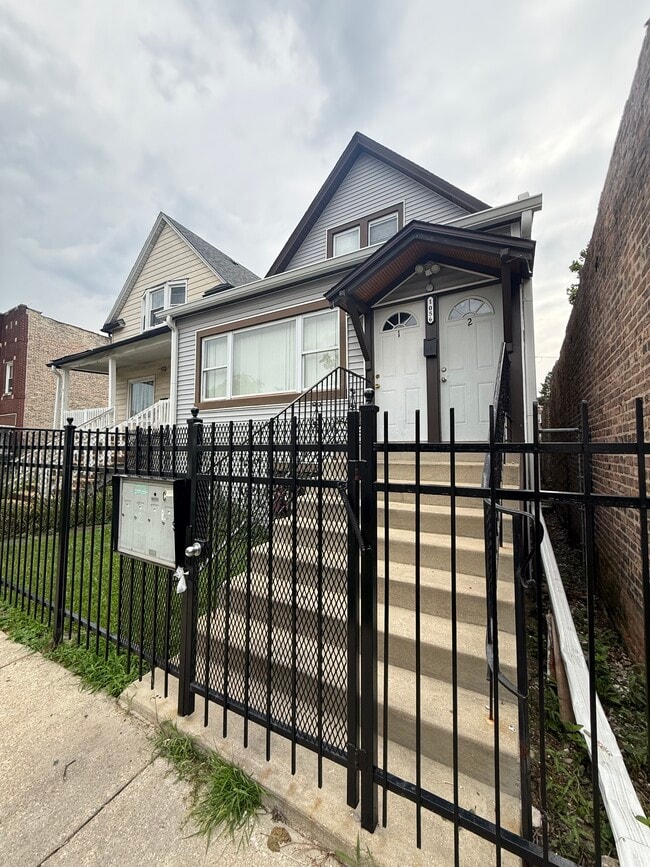 Building Photo - 1056 N Parkside Ave