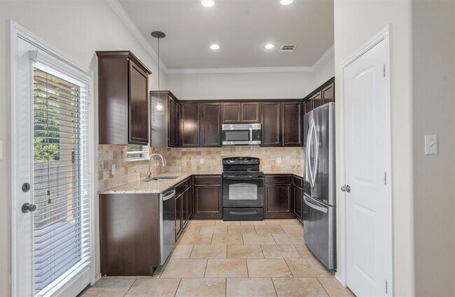 Building Photo - 220 Chickadee Ln