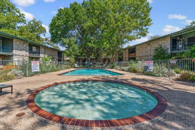 Building Photo - 1304 Mariposa Dr