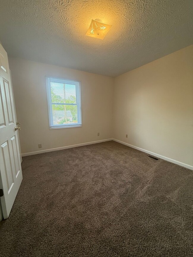 Building Photo - 4 bedroom, 2 bath House