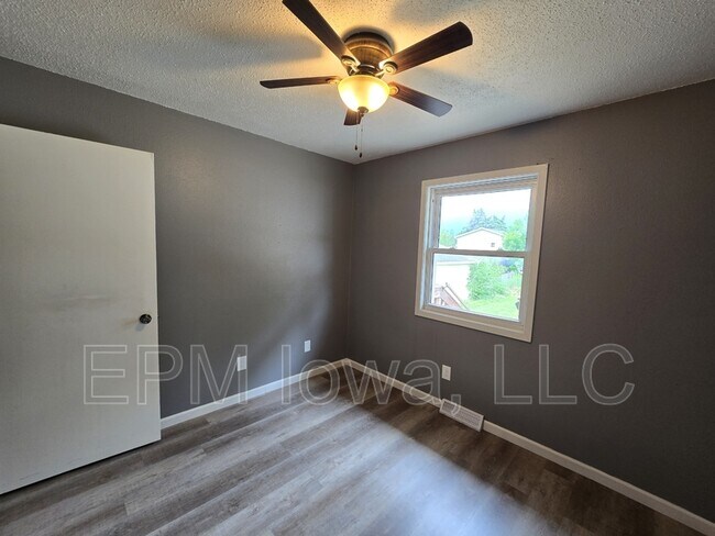 Building Photo - 1242 Edgewood Dr
