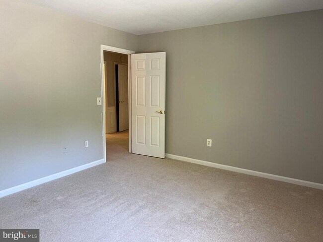 Building Photo - 10220 Cedar Pond Dr