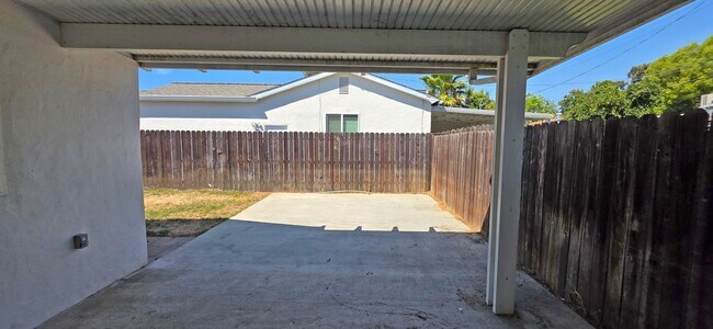 Building Photo - 1021 Buckeye Dr