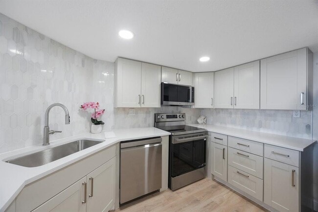 Building Photo - 7400 Sun Island Dr S