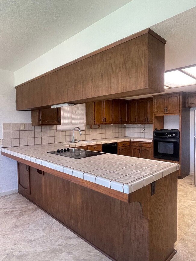 Building Photo - SPACIOUS 3 BED 2 BATH WITH A FAMILY ROOM A...