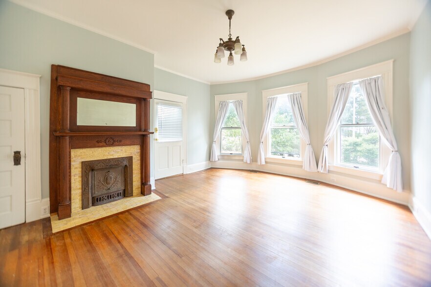 Downstairs Bedroom - 1014 Shepherd St
